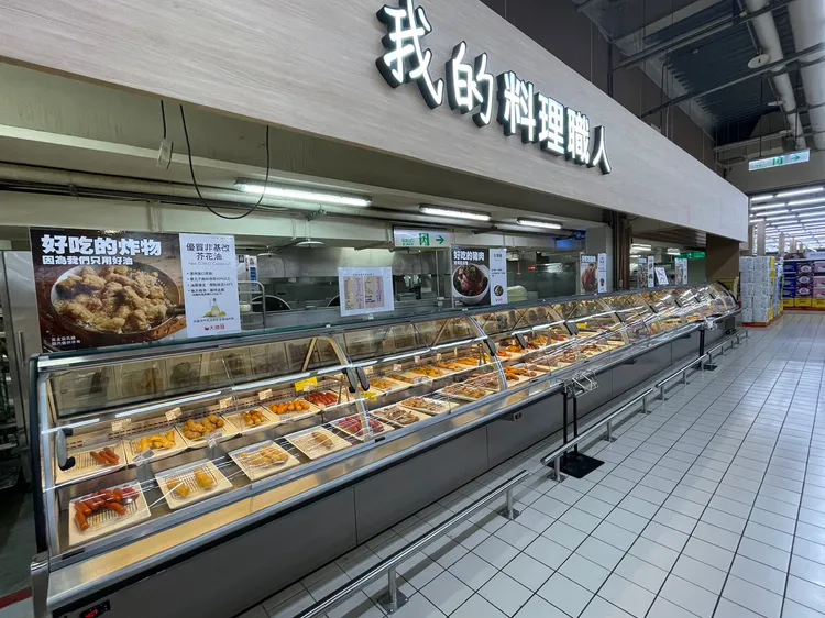 大潤發中壢店每日皆有現做美食。大潤發提供