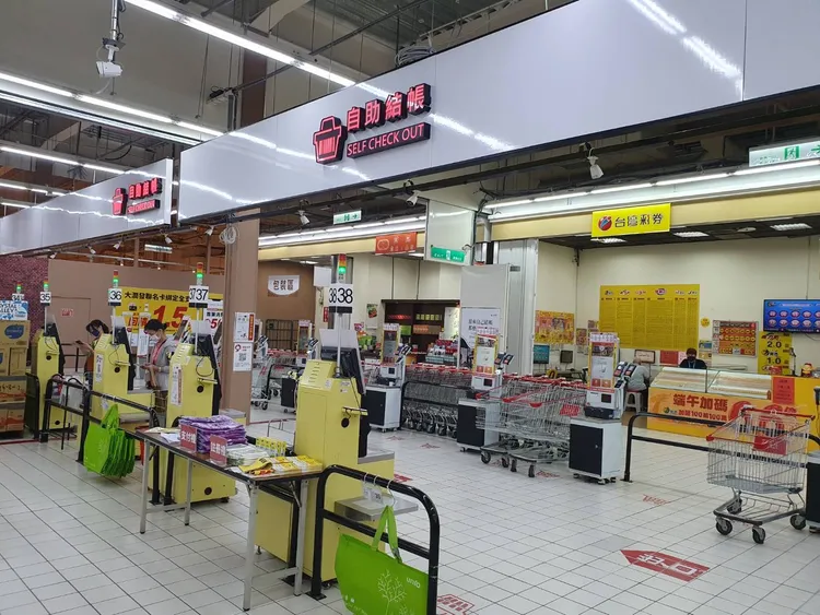 大潤發中壢店自助結帳超方便。大潤發提供