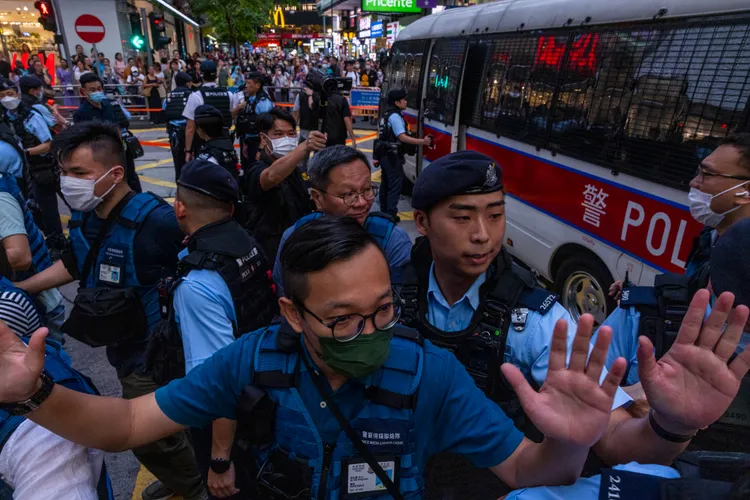 香港警察4日在維多利亞公園周圍執行任務。美聯社