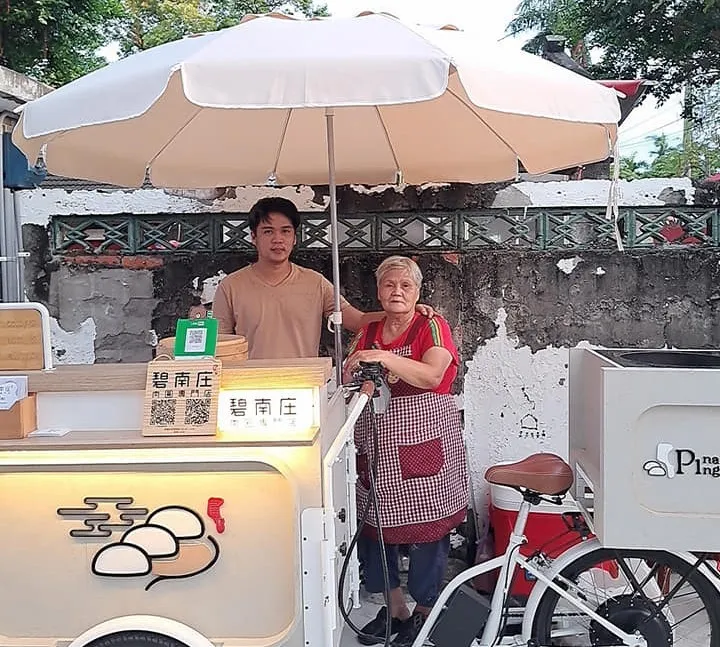 「碧南庄」創辦人與母親陳銀碧女士於市集擺攤。取自碧南庄臉書粉專