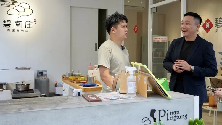青年局局長張以理(右)親訪「碧南庄」，創辦人Terry(左)娓娓道來自家品牌故事。青年局提供