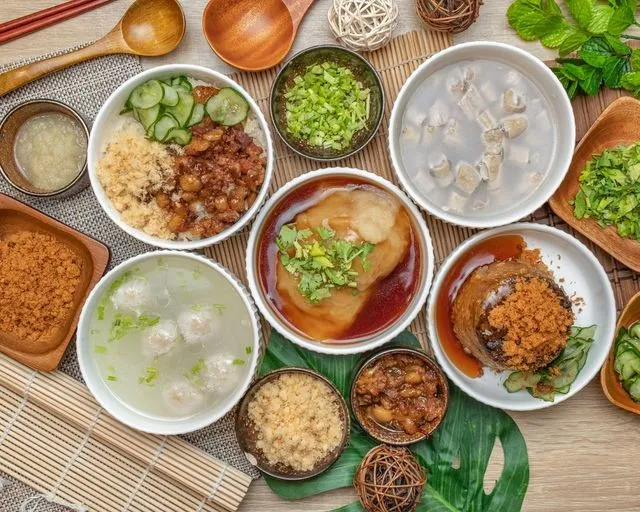 「碧南庄」主打商品包含肉圓、米糕，搭配用料實在的四神湯。取自碧南庄臉書粉專