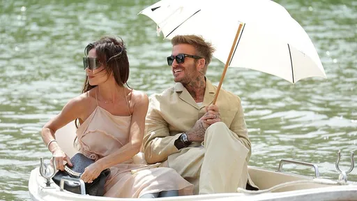 還以為誤闖蜜月現場! 貝克漢夫妻搭愛之船看秀好浪漫