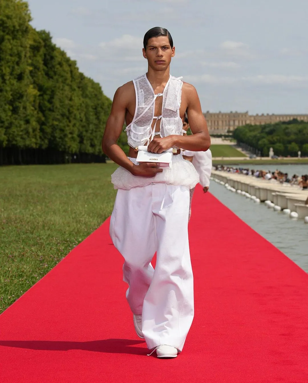 JACQUEMUS Le Chouchou系列時裝秀。翻攝jacquemus IG