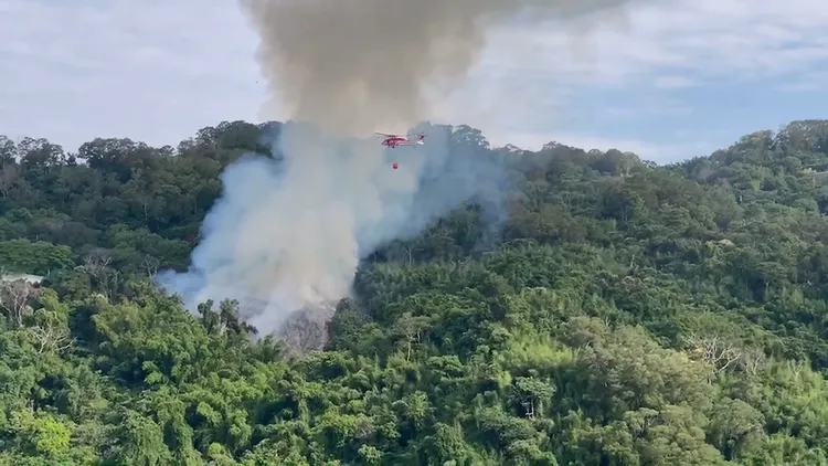 空勤直升機空中灑水，有效控制明火。民眾提供