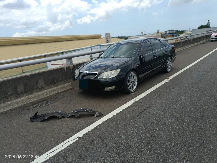 死者朱男不明原因將車子停在路肩，下車查看時被後方來車撞死。民眾提供