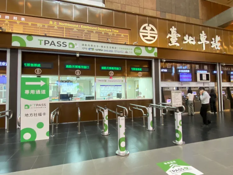 台北車站通勤月票專用窗口。陳怡文攝