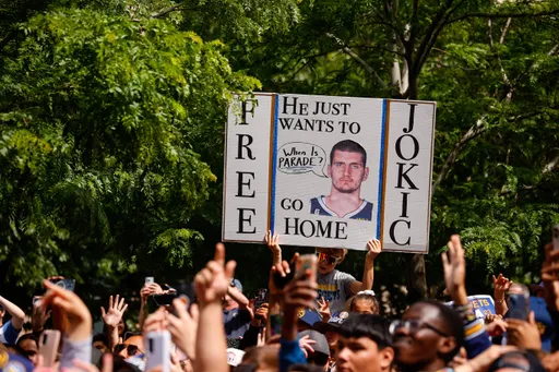 「釋放約科奇!」丹佛金塊封王遊行 球迷搞笑聲援:讓他回家