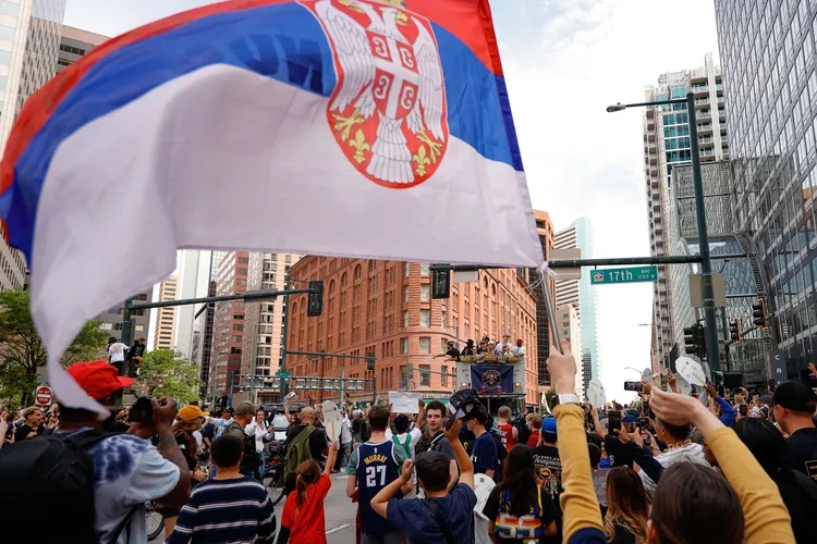 球迷揮舞塞爾維亞國旗。路透社