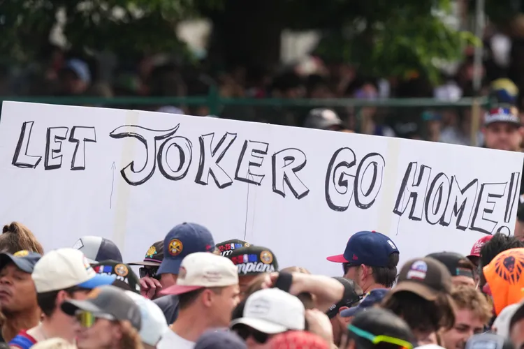 球迷聲援讓約科奇回家。路透社