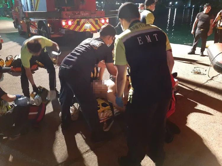 落海男子被救起時，已無呼吸心跳，目前仍在醫院搶救中。翻攝照片