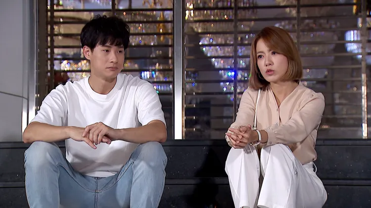 黃瑄（右）英文底子不錯，左為盧彥澤。三立提供