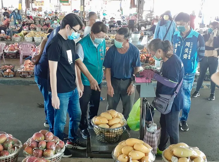 陳昆和2年前曾陸續採購上萬斤芒果。陳昆和提供