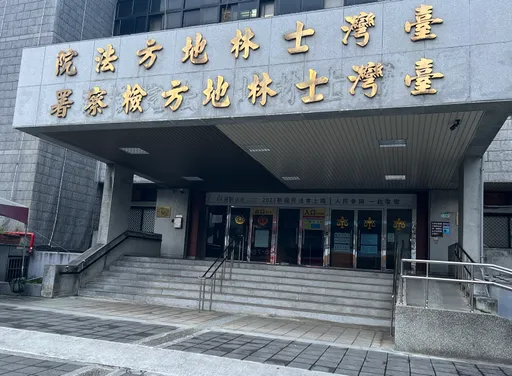 她带儿子媳妇去拜拜　惨遭BMW逆向撞飞惨死！酒驾水电工这下惨了