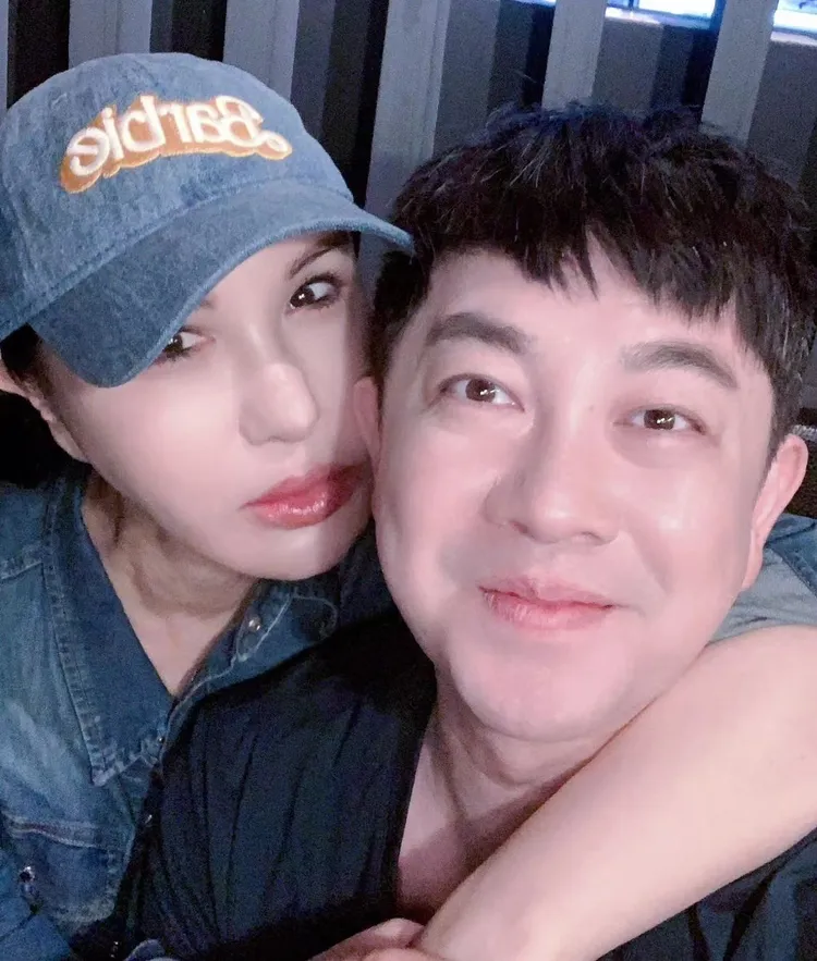 利菁（左）和李明川是多年好友。蝦皮購物提供