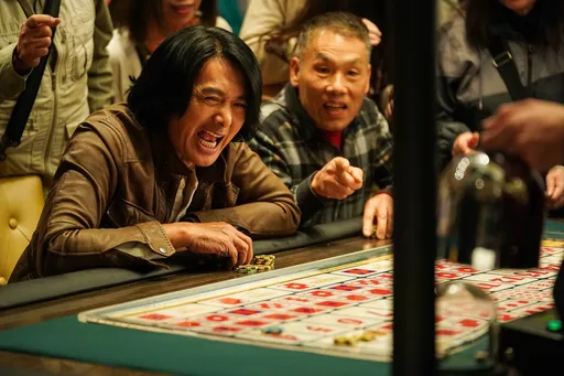 拍討債動粗戲對手演員手軟　周潤發「狠搧自己巴掌」示範