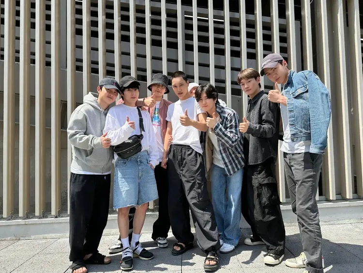 KAI（中）5月入伍時，EXO全員到齊送他入營。翻攝EXO IG