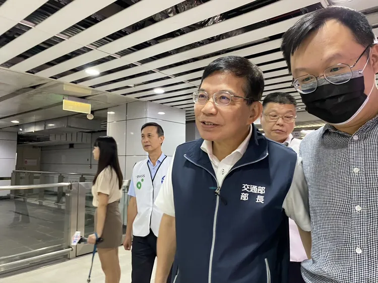 王國材表示，將與軍方討論，南跑道能否伺機起降。陳怡文攝