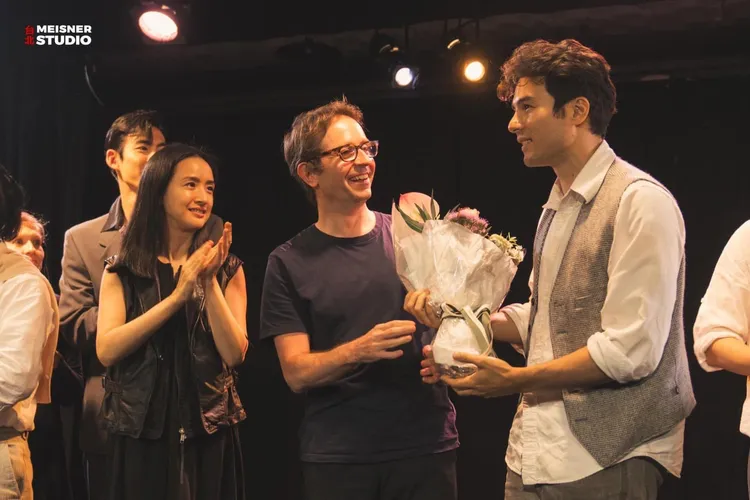 鳳小岳（右）的表演班，林依晨也是學生之一。翻攝台北邁斯納工作室臉書