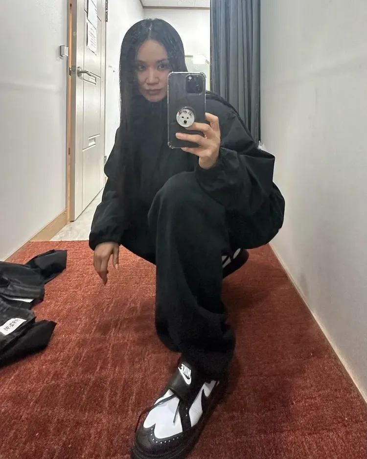 她曾搶先穿上GD與 Nike合作的Kwondo 1聯名鞋。翻攝zumaizing IG