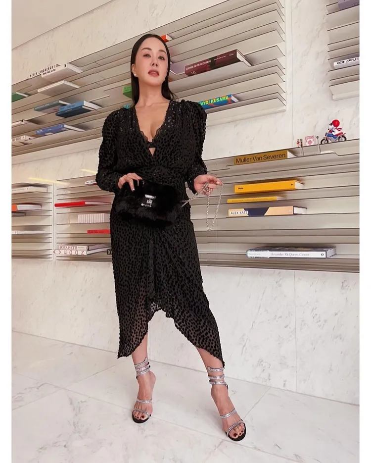 「車貞淑」脫掉醫師袍身材超級辣。翻攝umaizing IG