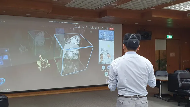 把病人的病歷和3D物件擺在虛擬會議室中，多科專家就可以遠距會診。林芳如攝