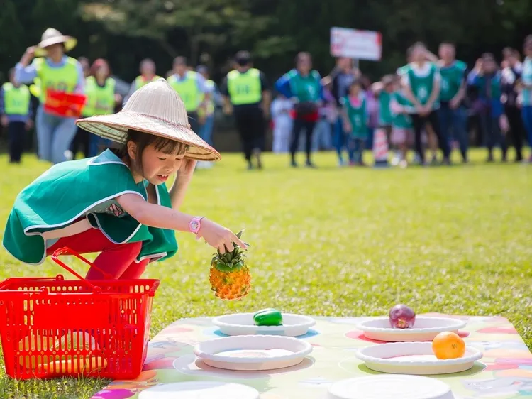 現場闖關活動有果園尋寶關卡，請小朋友提著菜籃去找尋相對應的蔬果，藉此認識各式蔬果。公所提供