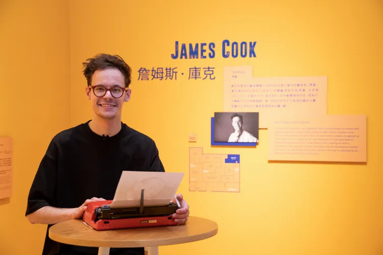 藝術家庫克現場創作，用打字機畫畫。館方提供