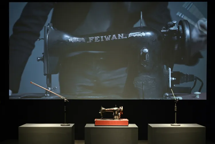 藝術家應奇軒把縫紉機變樂器。館方提供