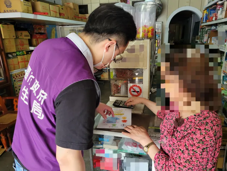 衛生局人員輔導業者購菸注意事項。桃園市衛生局提供