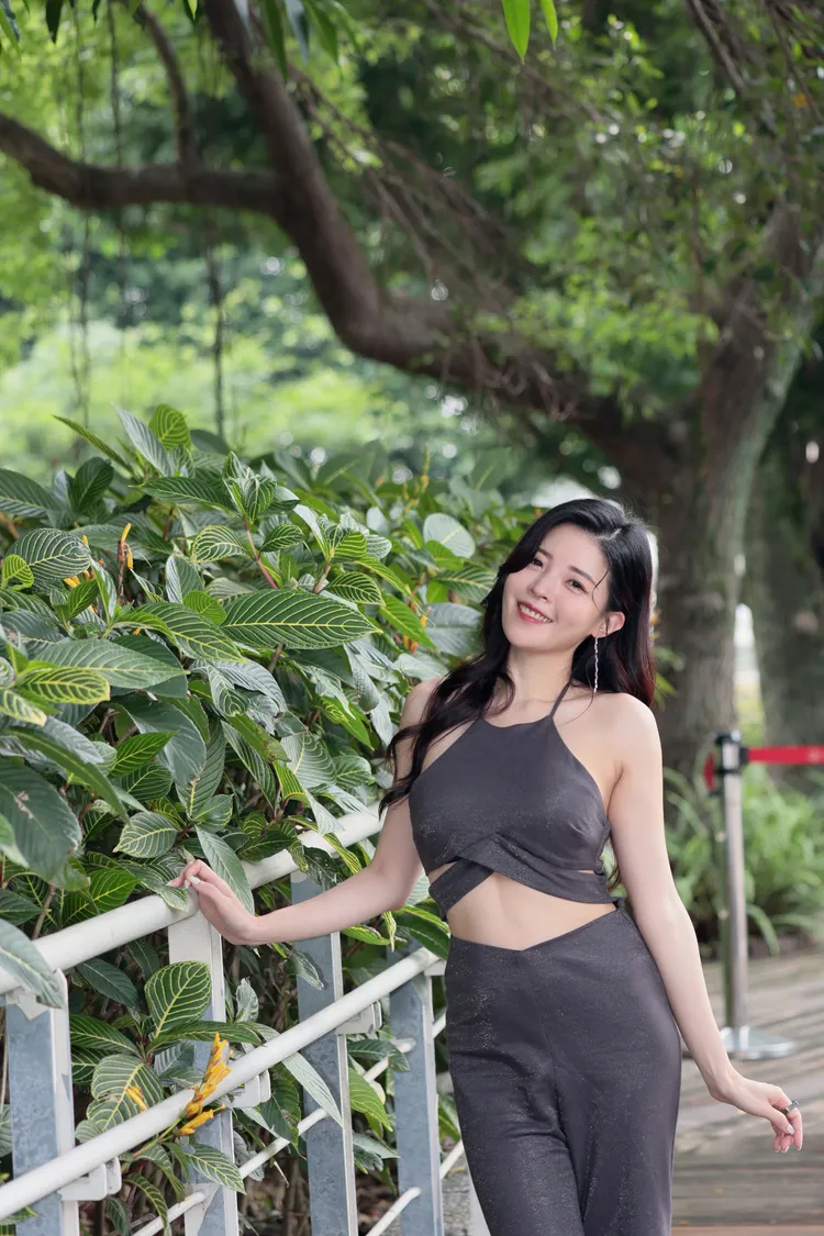 剛認識Angela的人會覺得她有些冷淡、感覺酷酷的，但其實一熟，她立馬變身愛撒嬌又呆萌的模樣。彭欣偉攝