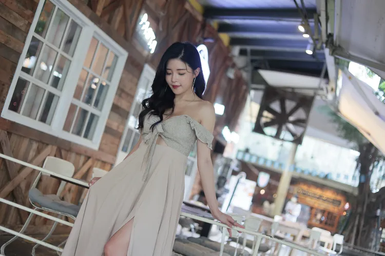 Angela舉手投足都散發著一種獨特浪漫的優雅氣質。彭欣偉攝
