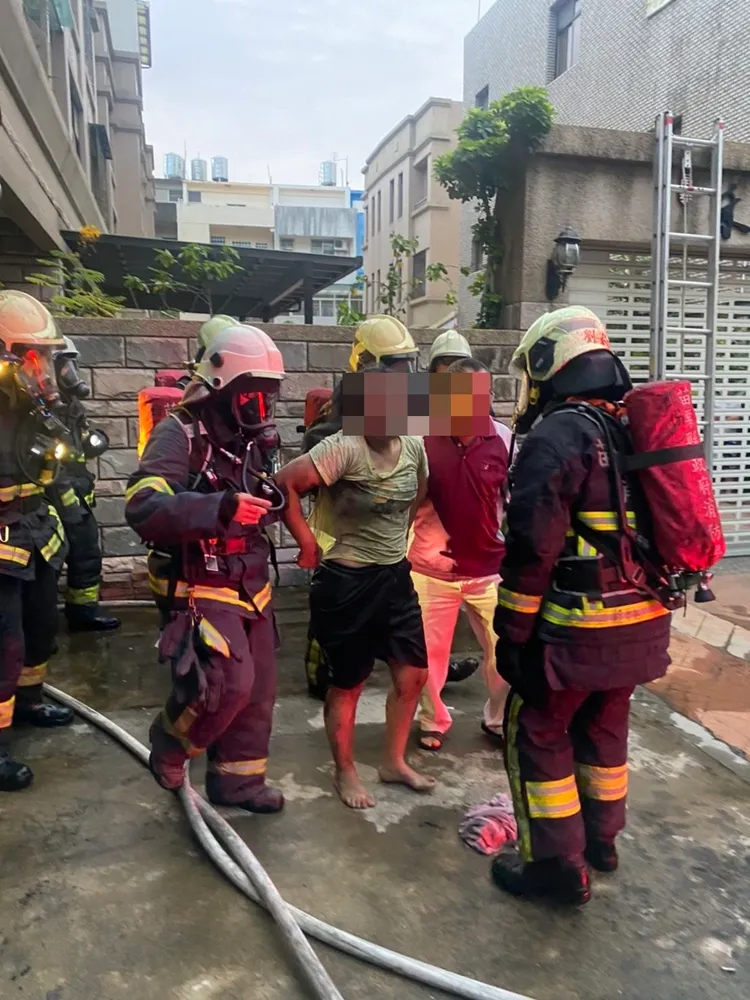 小兄妹的母親也獲救。民眾提供