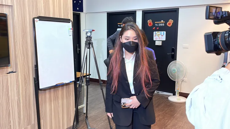 李伊妍在記者會結束後，赴大湖派出所說明。彭欣偉攝