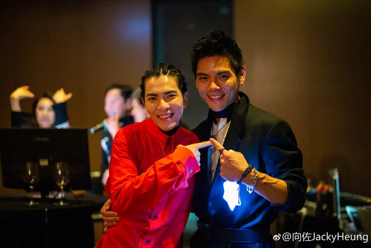 蕭敬騰（左）和向佐有兄弟臉。翻攝向佐微博