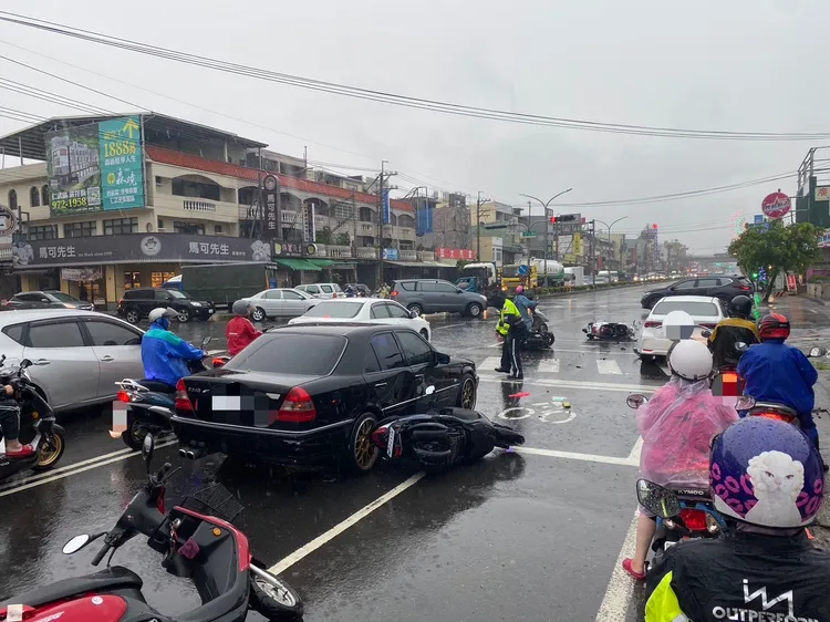 白色轎車撞飛6輛機車，造成5名騎士受傷送醫。翻攝畫面
