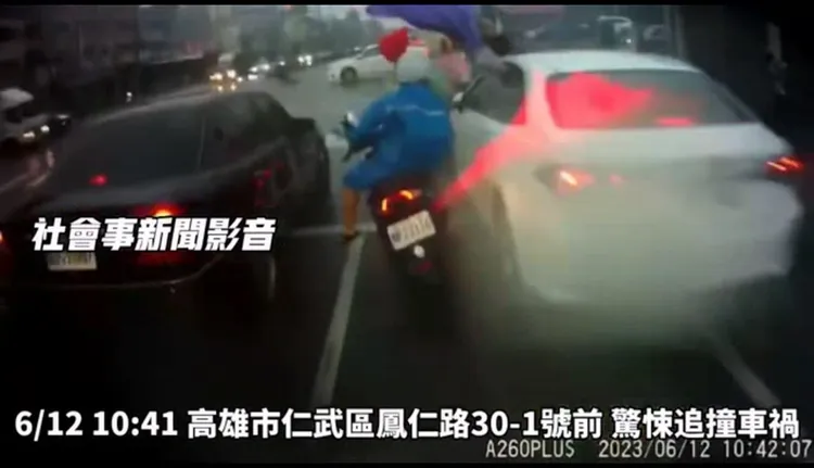 白色轎車撞飛6輛機車，造成5名騎士受傷送醫。翻攝社會事新聞影音