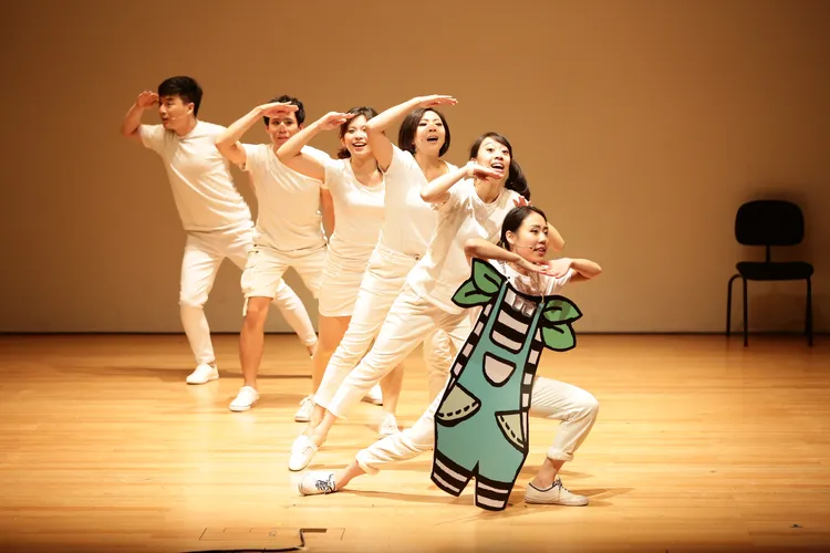 衛武營【2023花露露的童樂節】將在7/6-7/23推出4檔廣受好評的節目。圖為A劇團《阿卡的兒歌大冒險─環島篇》 衛武營提供