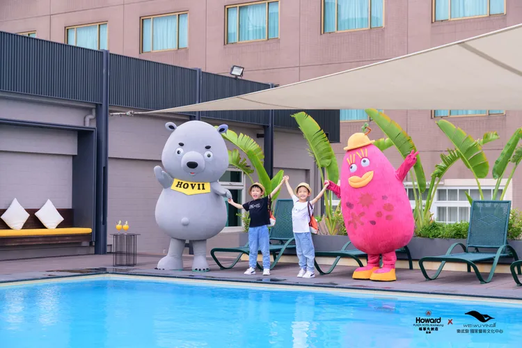 高雄福華、衛武營來住 HOVII熊與花露露旅行趣住房專案。圖為高雄福華戶外泳池  高雄福華提供