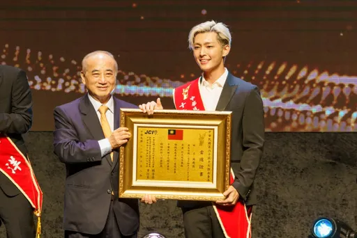 炎亞綸偷拍私密片 她開嗆「取消十大傑出青年」退出演藝圈