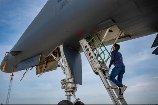 見證歷史!美軍2架轟炸機降落瑞典 現代首次