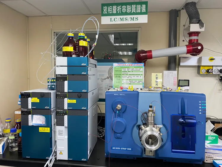 黃偉哲上任後檢視檢驗量能，促成衛生局採購「液相層析串聯質譜儀」。市府提供