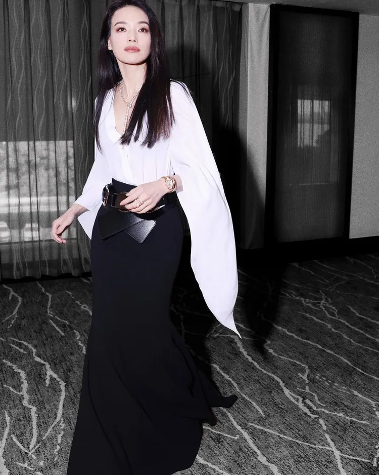 舒淇穿上MK服裝風韻迷人。翻攝sqwhat IG