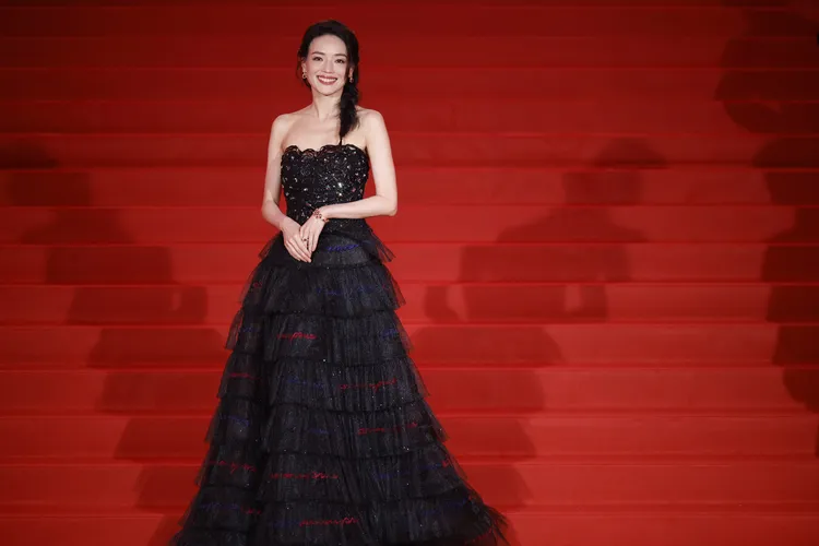 舒淇日前出席上海電影節，選穿GIORGIO ARMANI Privé黑色高級訂製服。品牌提供