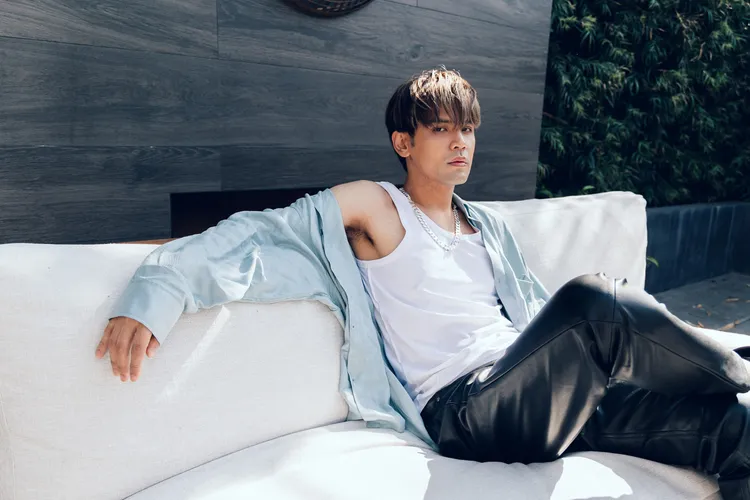 陳零九在MV中頻頻放電。滾石提供