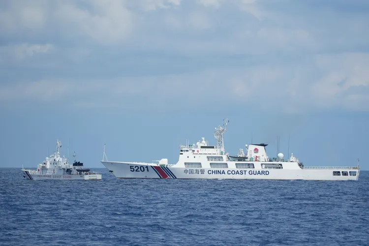 中國2500噸級海警船「海警5201」驅趕菲律賓海巡船（左方艦艇）。美聯社