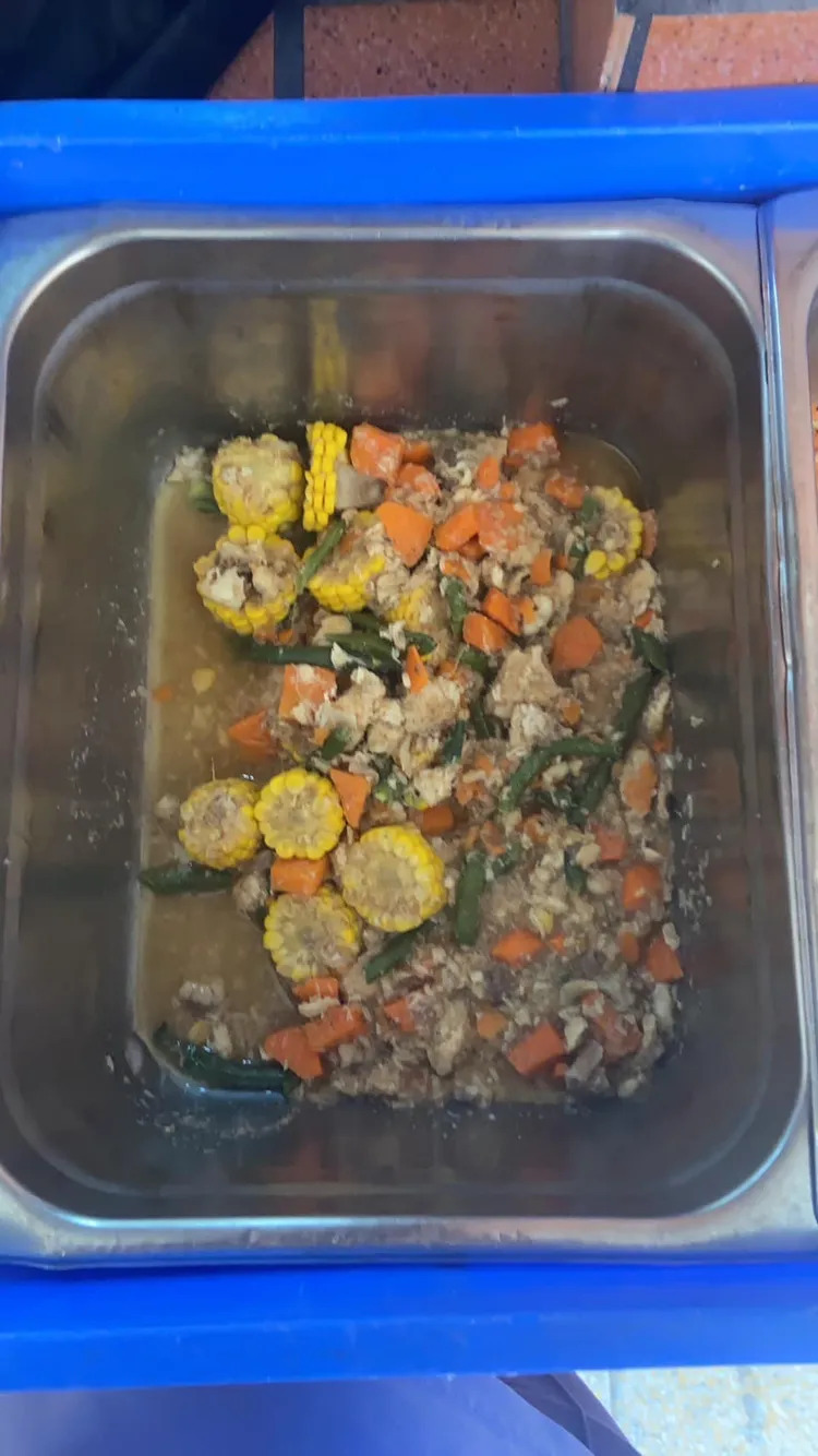 從照片中可以看出，這道菜餚的確有著相當多的食材，但混合在一起讓人沒有食慾。翻攝爆怨公社