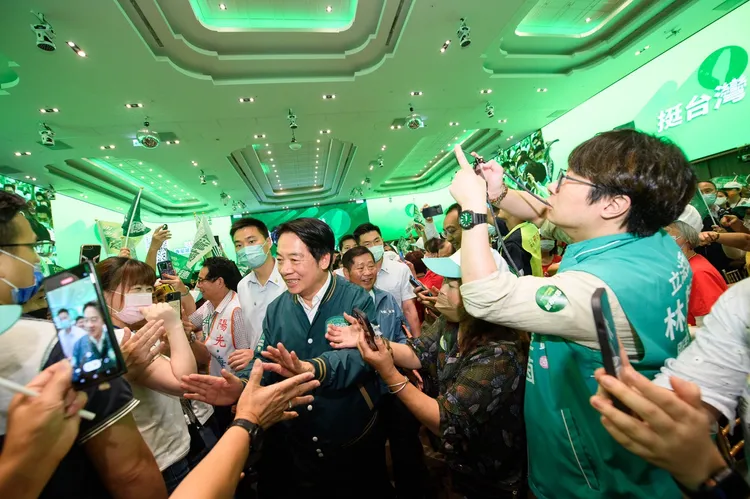 現場民眾熱情與賴清德合影。賴清德競辦提供