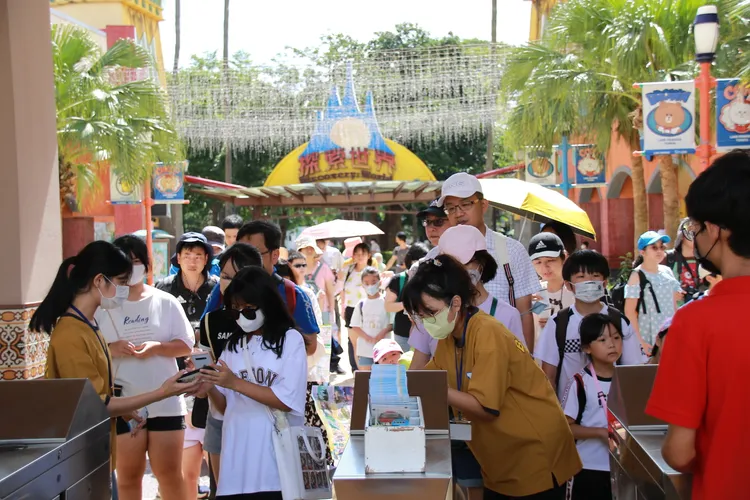 麗寶樂園端午連假推出門票優惠，吸引大批遊客。業者提供