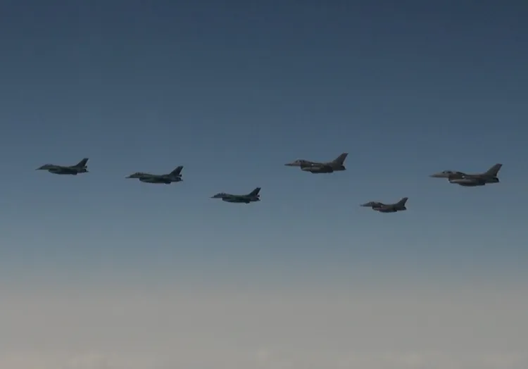 日本航空自衛隊F-2戰機，與美軍F-16戰機舉行聯合演訓。資料照片